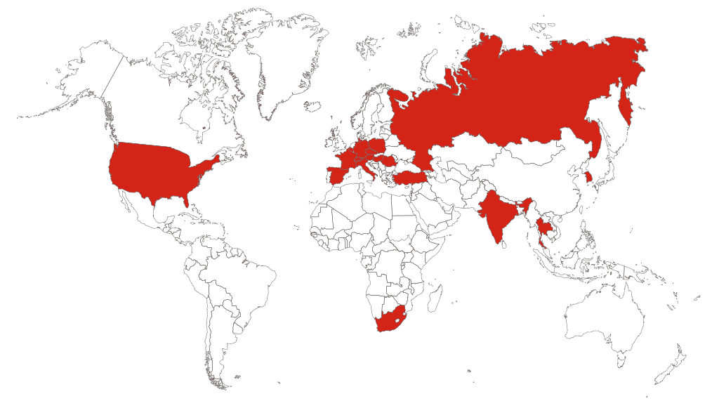 Mapa světa se státními hranicemi vyznačenými šedě; několik zemí je vybarveno sytě červeně, včetně Spojených států, Ruska, částí západní a střední Evropy, Turecka, Indie, Thajska a Jihoafrické republiky